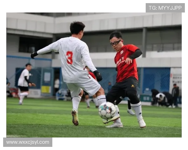 人品优秀的足球明星们如何在赛场外传递正能量与榜样力量